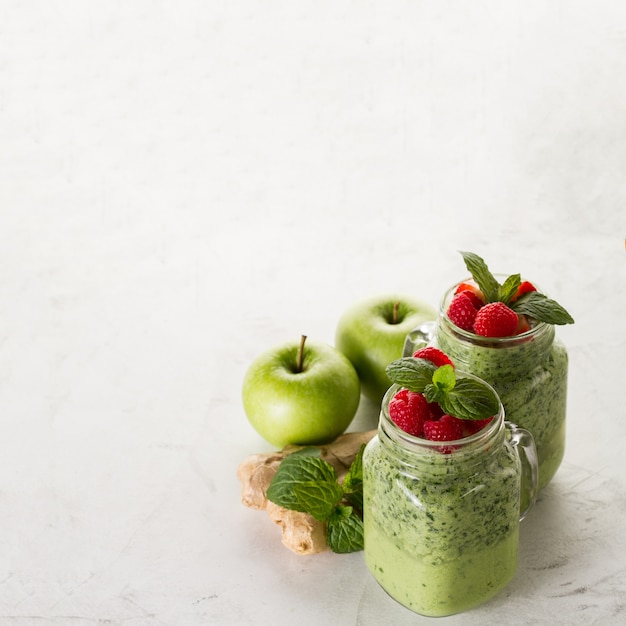 Smoothie verde con manzanas, jengibre y fresas