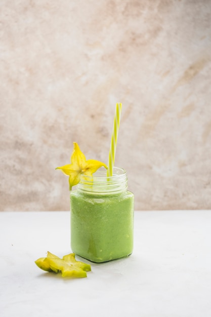 Smoothie verde saludable y delicioso