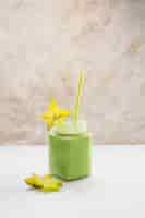 Foto gratuita smoothie verde saludable y delicioso