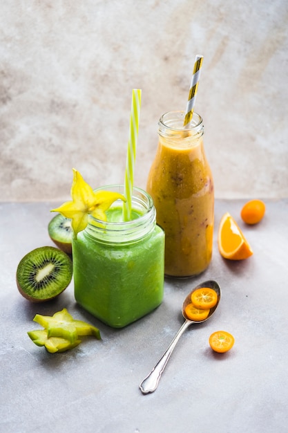 Foto gratuita smoothie verde saludable y delicioso