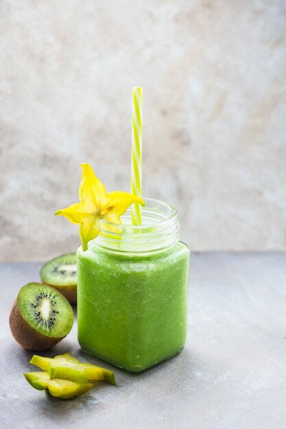 Smoothie verde saludable y delicioso