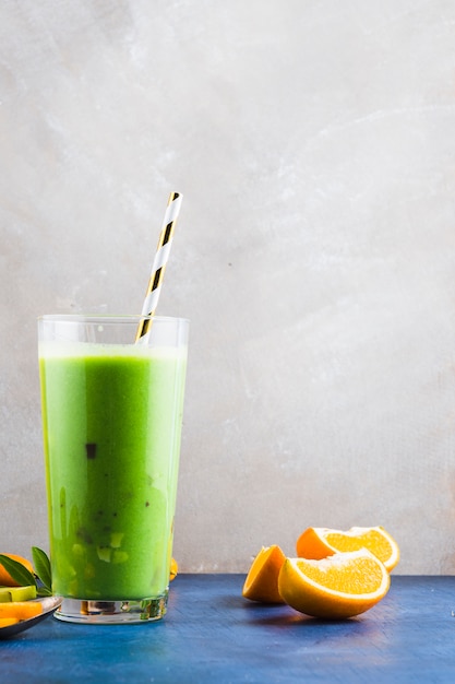 Foto gratuita smoothie verde saludable y delicioso