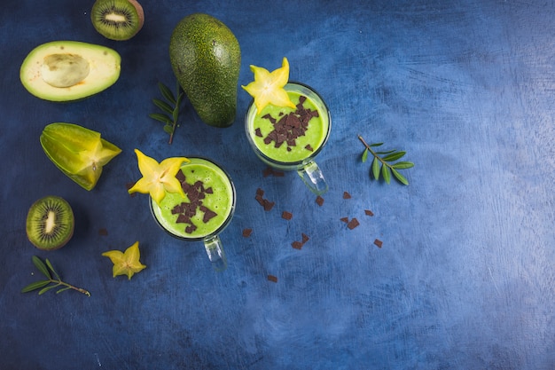 Foto gratuita smoothies verdes saludables y deliciosos