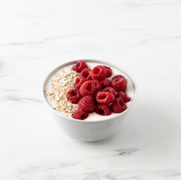 Foto gratuita snack de frutas de frambuesas con muesli y leche