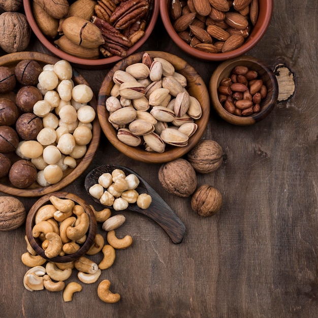 Snack de frutos secos orgánicos en tazones