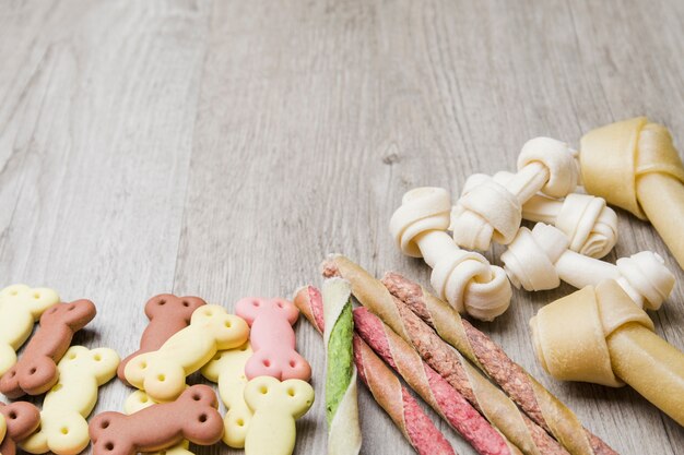 Snacks secos para perros en el piso