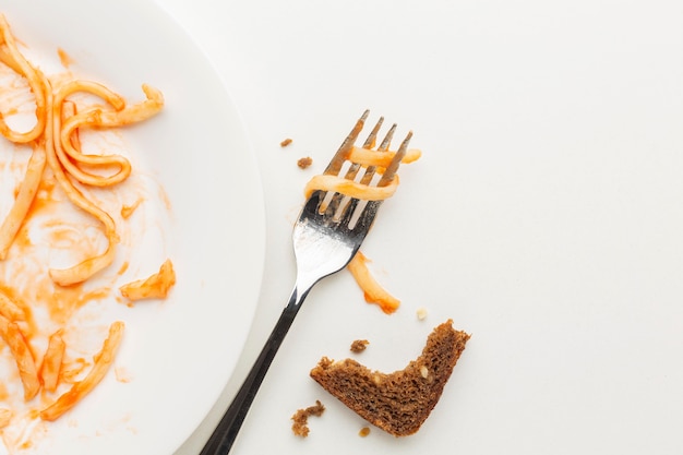 Sobras de pasta de espagueti desperdiciada en un tenedor