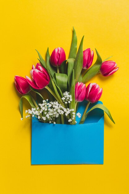 Sobre azul con tulipanes lindos