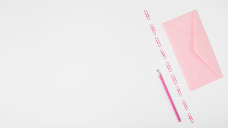 Foto gratuito sobre y fila rosados de los clips de papel y del lápiz en el fondo blanco