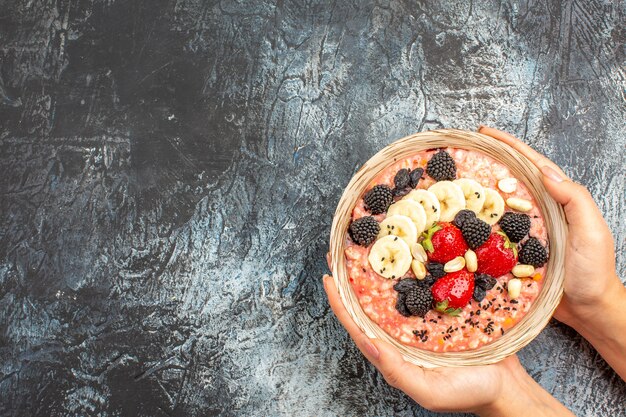 sobre el fondo claro-oscuro cereal saludable para el desayuno