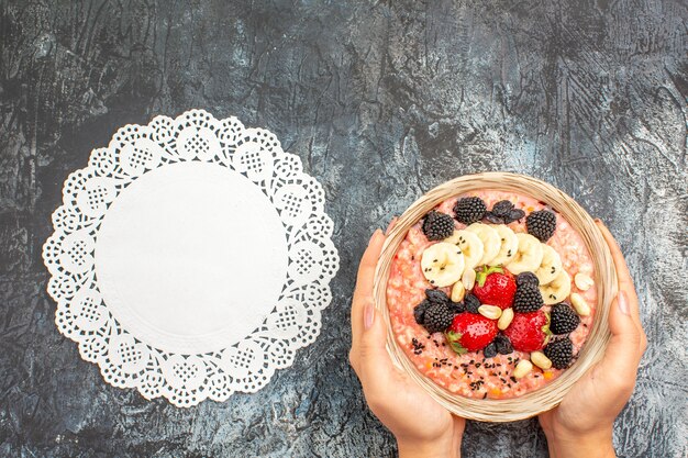 sobre el fondo claro-oscuro cereal saludable para el desayuno