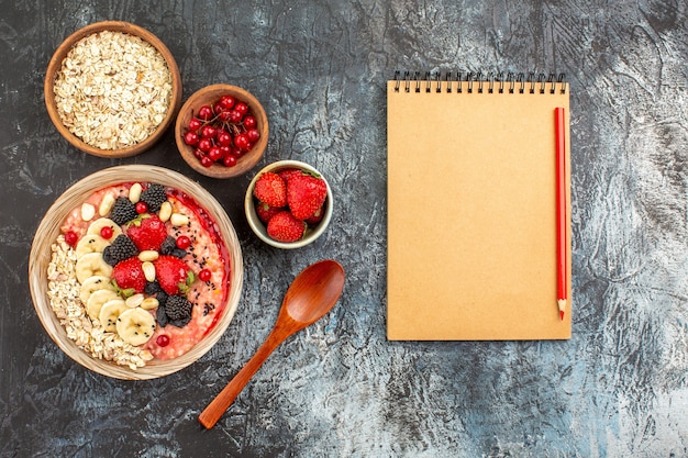 sobre el fondo claro-oscuro cereal saludable para el desayuno