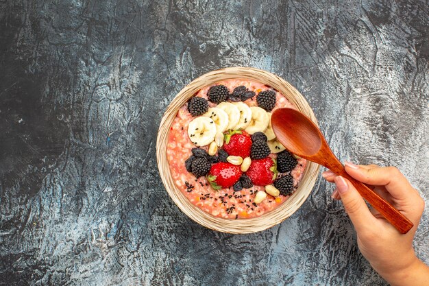 sobre el fondo claro-oscuro cereal saludable para el desayuno