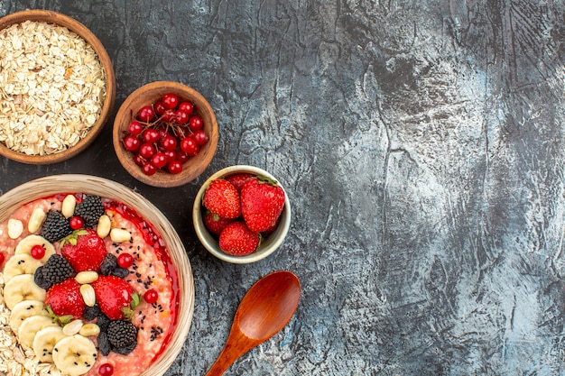 sobre el fondo claro-oscuro cereal saludable para el desayuno