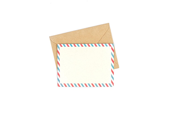 Foto gratuito sobre de papel artesanal con carta en blanco aislado sobre fondo blanco.