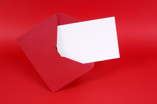 Sobre de san valentín rojo con una tarjeta blanca
