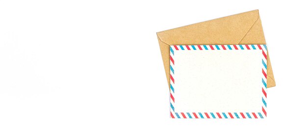 Un sobre y una tarjeta postal sobre un fondo blanco Copiar espacio
