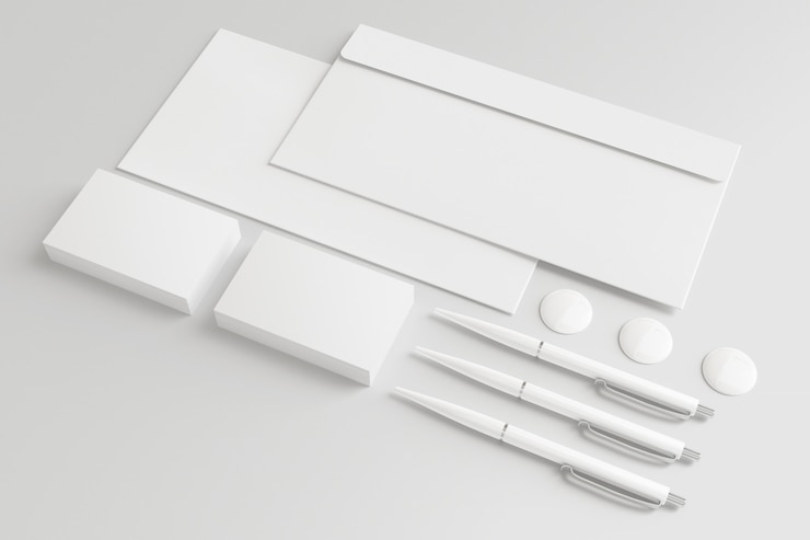 Foto gratuito sobres en blanco y tarjetas de visita aisladas en blanco.