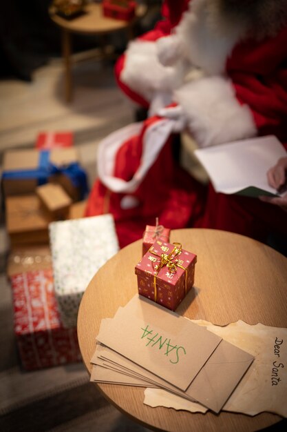 Sobres y regalos navideños de alto ángulo