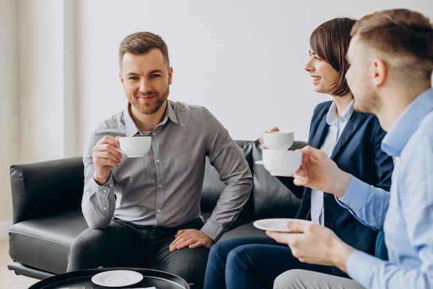 Socios comerciales bebiendo café en la oficina