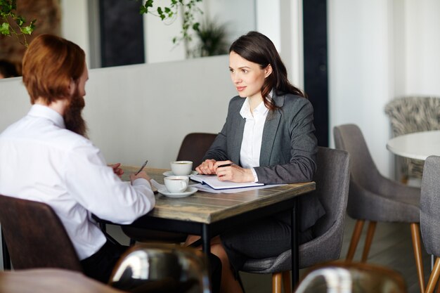 Socios comerciales en cafe