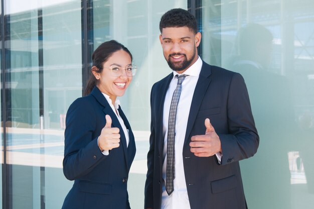 Socios comerciales confiados felices que disfrutan de trabajo en equipo