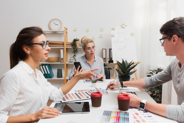 Socios comerciales hablando de empresa