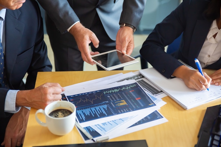 Foto gratuito socios comerciales irreconocibles que trabajan con gráficos estadísticos. tableta de explotación de empresario. empresaria de contenido profesional haciendo notas para estadísticas. concepto de comunicación y asociación