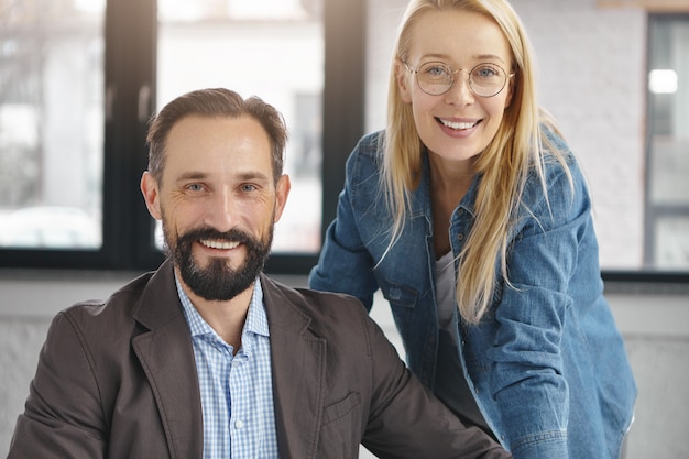 Socios comerciales en primer plano de la oficina