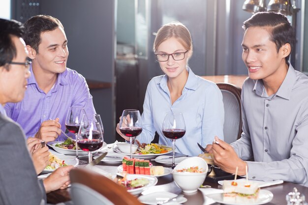 Los socios comerciales que cenan en restaurante