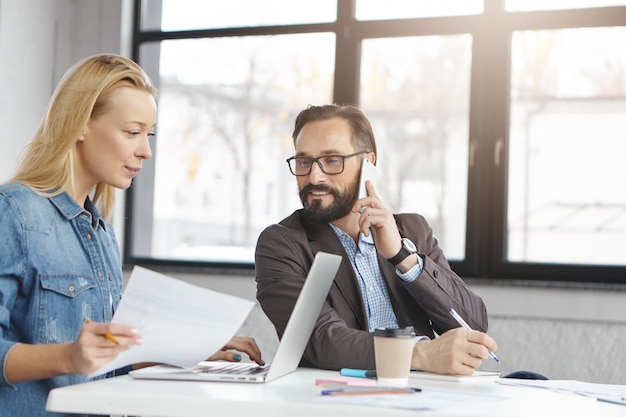 Socios comerciales que trabajan en la oficina