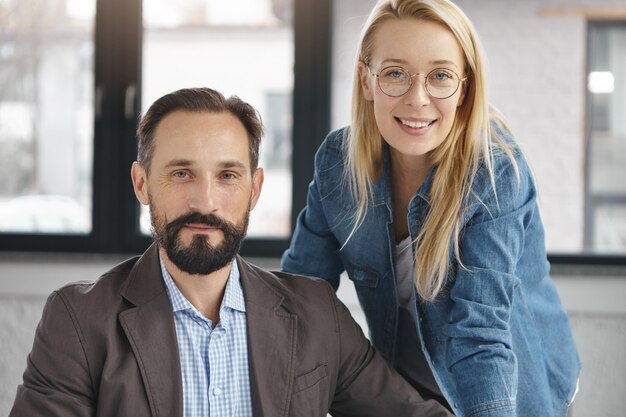 Socios comerciales que trabajan en la oficina