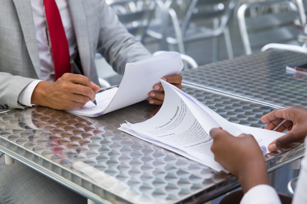 Socios comerciales que verifican y firman documentos