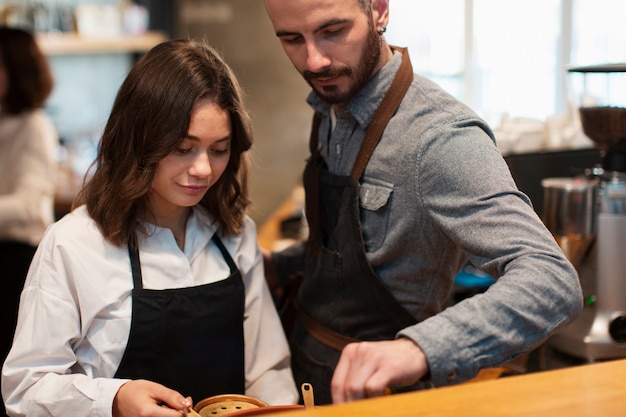 Socios comerciales trabajando juntos