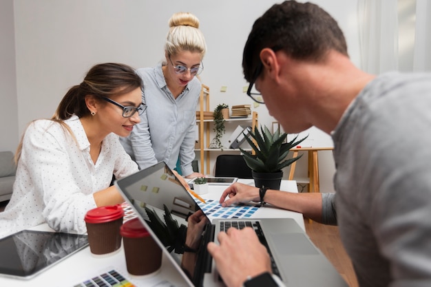 Socios de la empresa que trabajan en la oficina