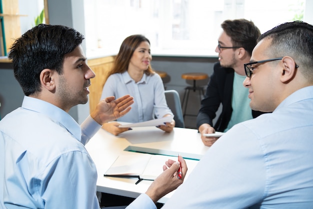 Socios de negocios discutiendo trato