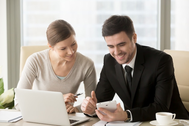 Socios de negocios felices clasificando ideas de inicio