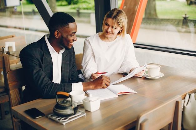 Socios de negocios sentado en un café