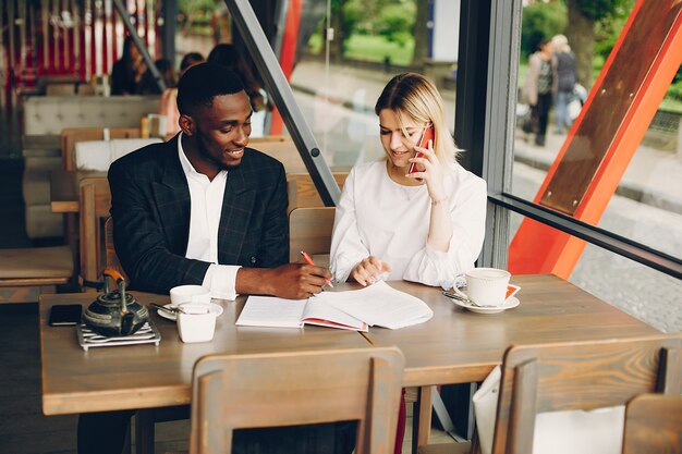 Socios de negocios sentado en un café