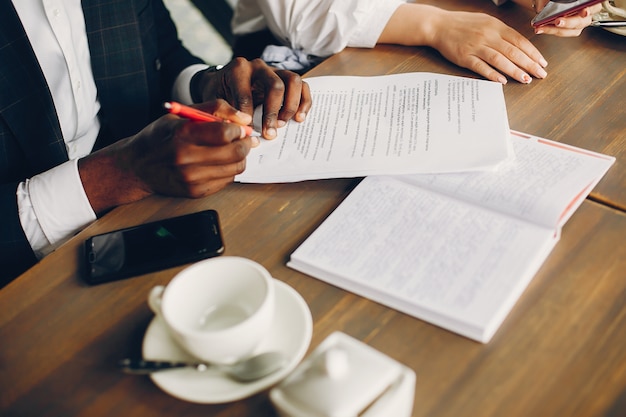 Foto gratuita socios de negocios sentado en un café