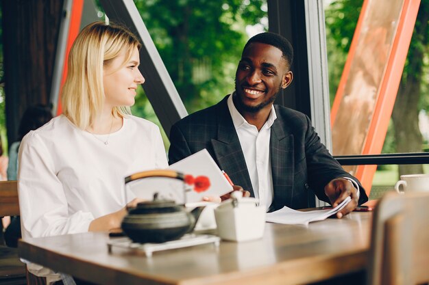 Socios de negocios sentado en un café