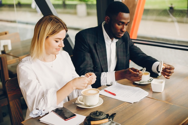 Socios de negocios sentado en un café