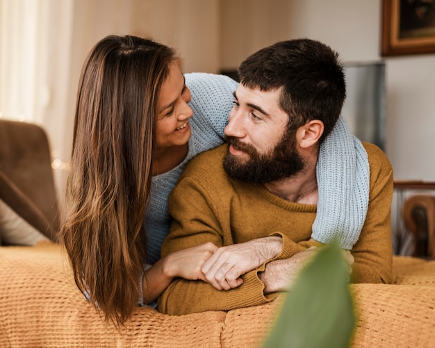 Socios de plano medio mirándose