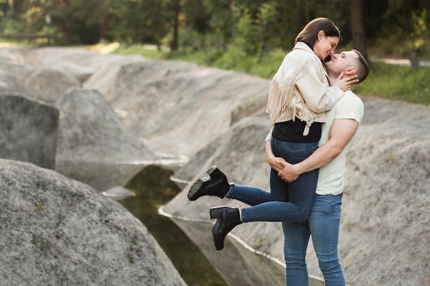 Foto gratuita socios de plano medio siendo románticos