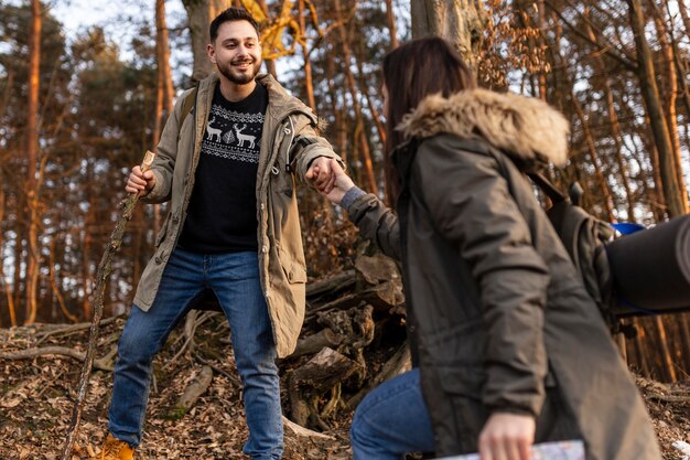 Socios de plano medio viajando juntos