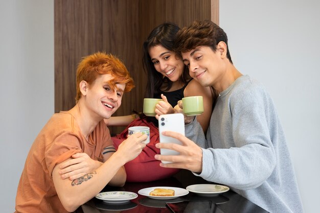 Socios sonrientes tomando selfie tiro medio