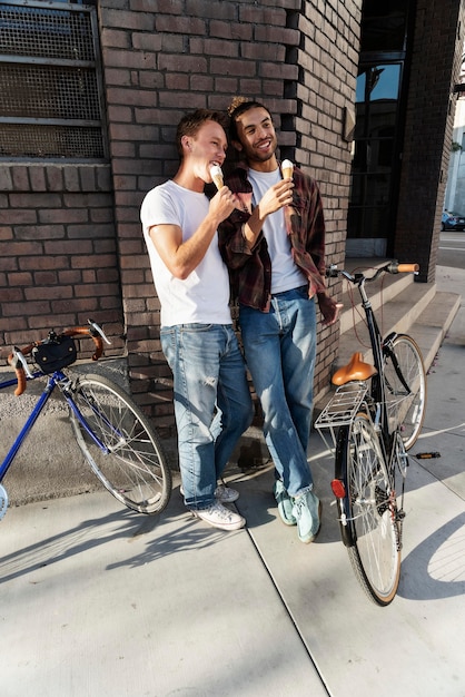 Foto gratuita socios de tiro completo comiendo helado