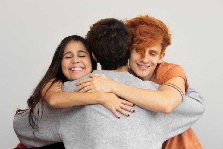 Foto gratuito socios de tiro medio abrazándose