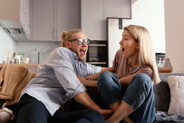 Foto gratuita socios de tiro medio divirtiéndose en casa