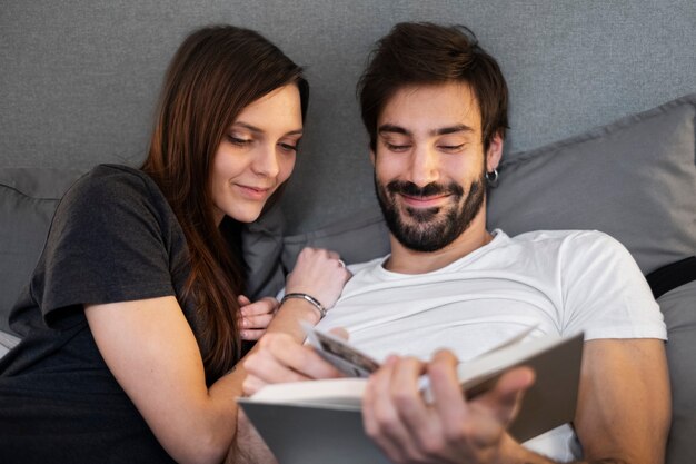 Foto gratuita socios de tiro medio leyendo juntos